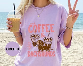 Camiseta Comfort Colors con diseño de café helado y perros salchicha, ideal para amantes del café, camiseta para mamás de perros salchicha, top para amantes de los perros, regalo para amantes de los perros salchicha de pelo largo, regalo para papás de perros.