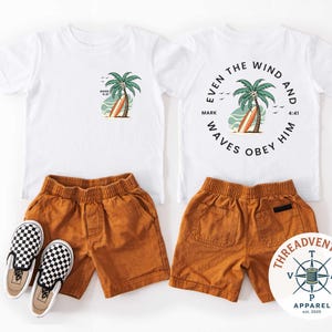Zelfs de wind en de golven gehoorzamen hem kinder T-shirt, christelijk bijbelvers peutershirt, comfort kleuren geloof shirt, christelijk doopcadeau