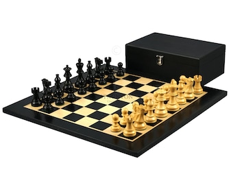 Jogo de xadrez em ébano com tabuleiro plano de 40,6 cm (16"), peças clássicas Staunton com acabamento em ébano e peso adicional, e caixa para armazenamento.