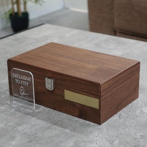 Caja de ajedrez grande de nogal hecha a mano y personalizada de 3,75 pulgadas.