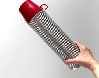 Thermos vintage King Seeley anni '60 in alluminio argento e rosso da 1 quarto per caffè, stile retrò MCM, attrezzatura da campeggio.