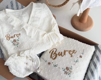 Personlig babyflicka-outfit för hemkomst: Broderat ekologiskt muslinset