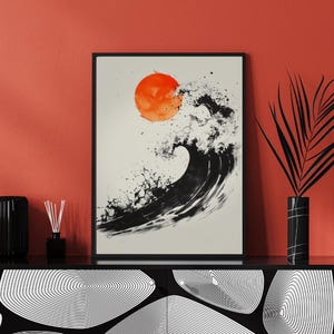 Aggiungi un'eleganza audace e moderna al tuo spazio con questa sorprendente stampa a onda e sole. Ispirata al sumi-e giapponese con un'anima SoCal.