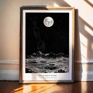 Peut inclure: Impression encadrée en noir et blanc représentant la surface lunaire, des cratères et un ciel étoilé. L'impression a une esthétique vintage, avec la lune en évidence. Le texte en bas se lit "SOUS LE MINUIT LUNAIRE".