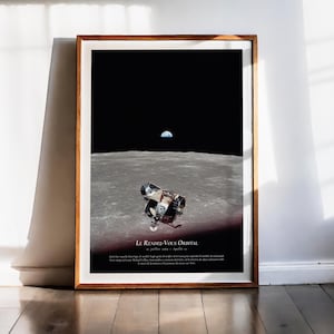 Può includere: Una tazza di ceramica bianca con un manico nero e la scritta "But First, Coffee" in nero, con un carattere a mano. La tazza è su una superficie bianca.