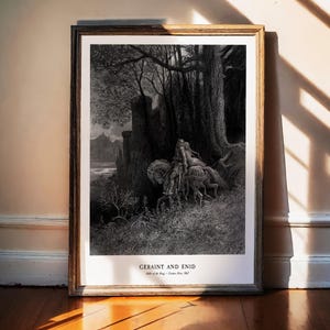 Peut inclure: Impression en noir et blanc encadrée d'une illustration détaillée représentant Geraint et Enid à cheval dans une forêt. L'œuvre, intitulée "Geraint et Enid", est encadrée dans un cadre en bois.