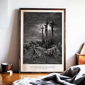 Può includere: Una stampa in bianco e nero incorniciata raffigurante la crocifissione di Gesù Cristo. L'opera mostra tre croci su una collina, con figure riunite in basso. Il titolo "THE DARKNESS OF CRUCIFIXION" è stampato in basso.
