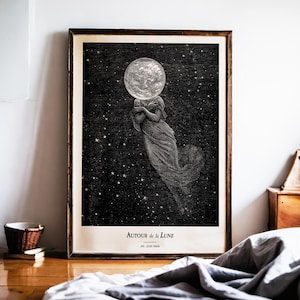 Pode incluir: Uma impressão em preto e branco emoldurada com um tema celestial. A obra de arte retrata uma figura com uma lua em vez de uma cabeça, flutuando em um céu estrelado. O texto "AUTOUR de la LUNE" é impresso na parte inferior.