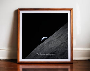 Apollo 17 Earthrise-tryck, NASA-rymdfotografi, halvmåne från jorden, minimalistisk vetenskapsaffisch, legendarisk rymdkapplöpningskonst, dekor från 1972
