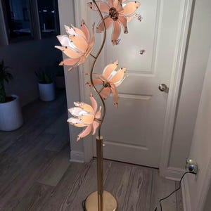 Moderne Lotus LED-Stehleuchte