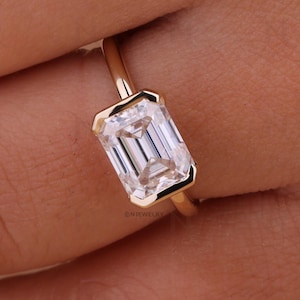 Anillo de compromiso de 2 quilates con diamantes cultivados en laboratorio de talla esmeralda este-oeste, solitario de oro amarillo de 14 quilates, anillo de aniversario con diamantes engastados en bisel para ella