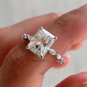Anillo de compromiso de 2 quilates con diamantes cultivados en laboratorio, talla radiante alargada, certificado IGI, y anillo de aniversario con diamantes redondos de talla marquesa con halo oculto.