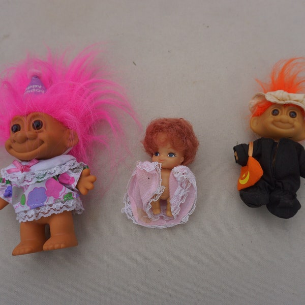 Lot 0f 3 poupées en plastique, 2 sont Russ Trolls l’un est baby doll tout avec des vêtements Joyeux anniversaire Troll 4 1/2 « Halloween Troll 4 » Baby doll 3 »