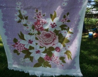 Serviette de bain vtg bords à franges fond violet pâle fleurs blanches et roses roses et marguerites feuilles vertes 40 x 21 1/2" tout coton