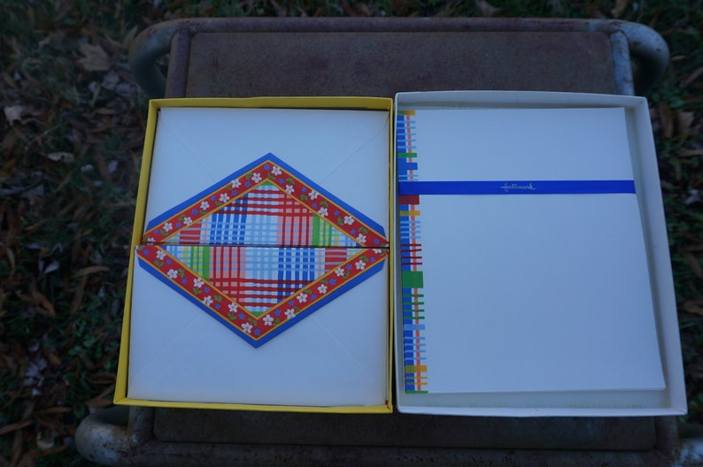 Hallmark vintage Stationery box of stationery 9 decorated sheets of paper; 11 plain sheets of paper; 11 decorated envelopes letter writing
