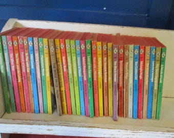 Lotto di 32 libri colorati HARLEQUIN ROMANCE degli anni '60, '70, '80 Jane Donnelly, Rebecca Stratton, Jean S. MacLeod