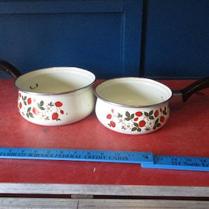 Vintage Sheffield Strawberries 'n Cream Pair of Saucepans Pans No Lids, A few scrapes and Inside and bottom show wear Some chipped enamel