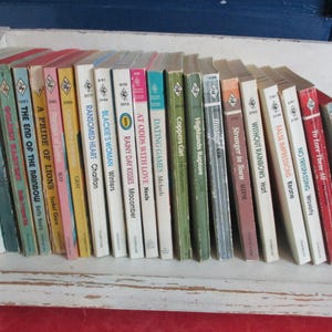 Vintage 1960s 1970s  1980s early 1990&#39;s Lot of 21 Colorful HARLEQUIN ROMANCE books