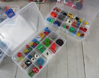Piezas sueltas para jugar / Confeti vintage :) Mezcla de piezas de juego, dados, jotas, canicas, etc. en un contenedor de almacenamiento de plástico o en una bolsa. Por favor, especifique