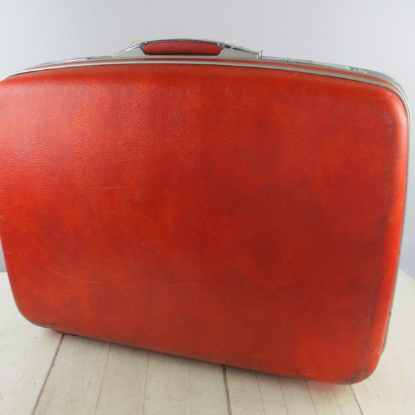 Suitcase Vintage Large Red vinyl Suitcase Samsonite Sherbrooke sticker Outside with a few issues inside measures 23 x 16 x 7