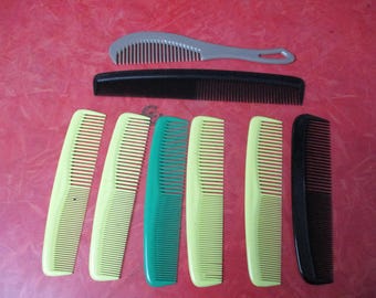 Vintage partij plastic haarkammen geel, groen, taupe en zwart, sommige zijn gemarkeerd als onbreekbaar