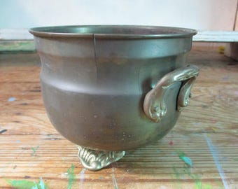 Maceta pequeña vintage de latón Interpur con base y asas. Tiene 3 pequeñas grietas o fisuras alrededor del borde superior de aproximadamente 3 cm de largo.
