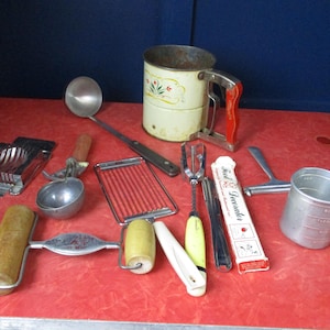 Articles de cuisine vintage, lot de 10 articles de cuisine en métal : passoire avec manche en bois rouge, objet décoratif, trancheurs, cuillère à glace, louche coupe-fromage
