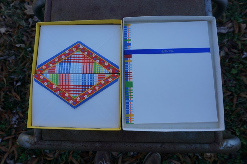 Hallmark vintage Stationery box of stationery 9 decorated sheets of paper; 11 plain sheets of paper; 11 decorated envelopes letter writing
