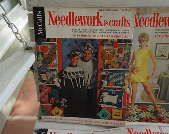 McCall's Needlework and Crafts Lot von 13 übergroßen Zeitschriften Frühling-Sommer 1966-Herbst-Winter 1974-1975 60-70er Jahre Anzeigen Mode Dekor Handwerk Nähen