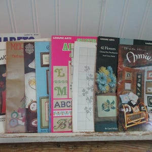 Lot von 9 1980 vintage Craft Bücher und Broschüren Kreuzstichmuster Weihnachten, Land, Alphabete, Zustand Blumen, Patchwork Bazaar