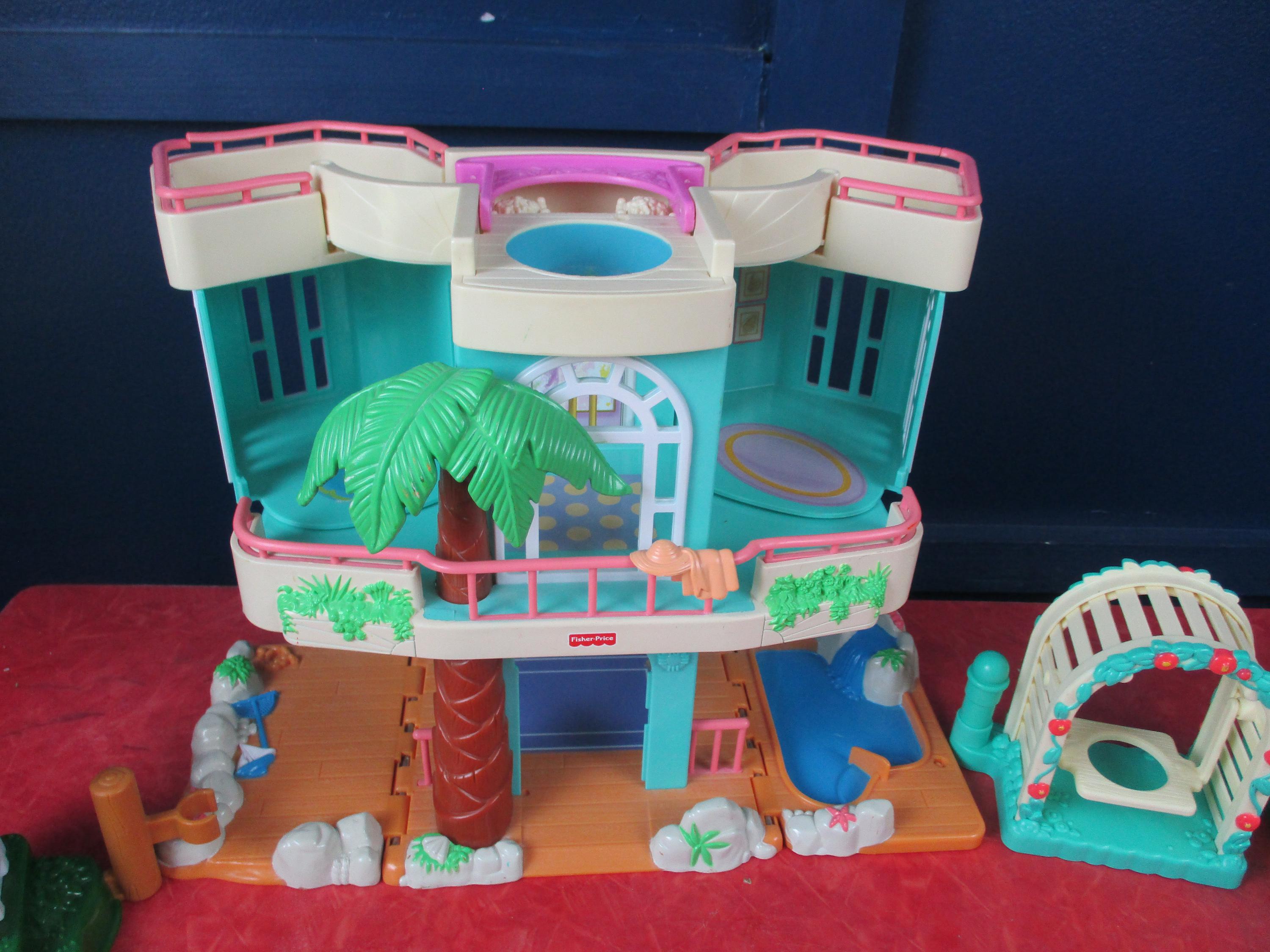 Vintage 2000 Fisher Price Little People Sweet Streets Beach House
