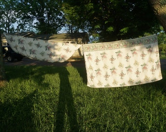 Parure de lit pour grand lit Dan River avec housses plates assorties et 2 taies d'oreiller standard taies d'oreiller vert pâle fond blanc sur des draps fleuris