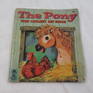 Può includere: Libro per bambini vintage intitolato "The Pony Who Couldn't Say Neigh". La copertina presenta un'illustrazione a cartoni animati di un pony e di una gallina in un ambiente da fienile. Il libro ha uno schema di colori verde e marrone.