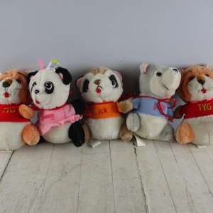 Vintage lot van 5 Shirt Tales knuffels pluche knuffels 2 van Tyg, Rick, Digger en Pammy 1981 Hallmark Cards