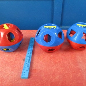 Tupperware de juguete clasificador de formas rojo amarillo azul soporte de formas amarillas para colocar en el agujero de forma correspondiente 1 Completar otros faltantes