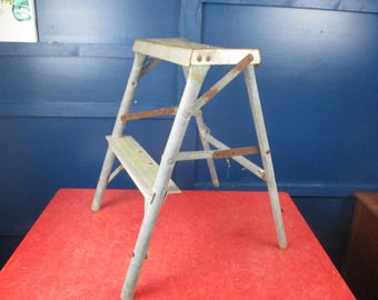 Escalera de metal antigua de 2 peldaños, escalera para exhibición, reciclaje, reutilización, accesorio de fotografía, etc.