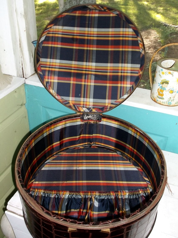 Vintage LARK Droutman Manufacturing Round Hat Box Luggage Suitcase