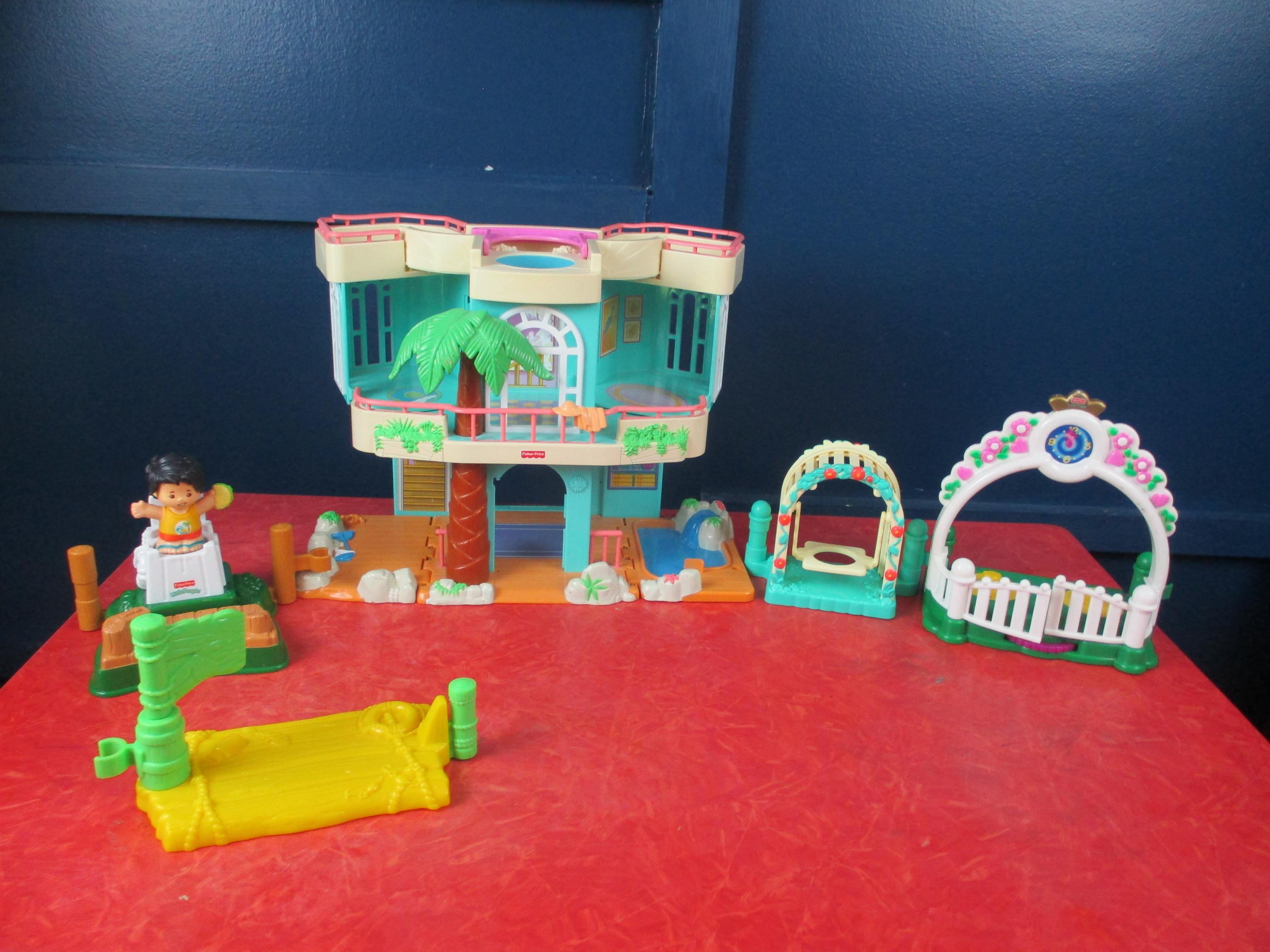 Vintage 2000 Fisher Price Little People Sweet Streets Beach House