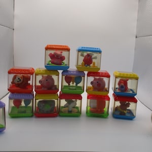 Pode incluir: Uma caneca de cerâmica branca com uma alça preta e o texto "But First, Coffee" em preto, em negrito. A caneca está sobre uma superfície branca.