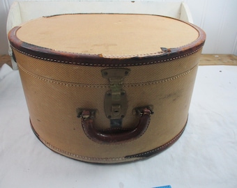 Walizka okrągła w stylu vintage, beżowa, z teksturowanego winylu ze skórzanymi wykończeniami. Dużo zużycia, ale piękna, lekka walizka Balkan Aero-Light, 16" x 9". Wewnątrz plamy.