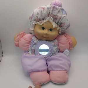 Muñeca Cabbage Patch Babyland Kids vintage de 1992, modelo Peek n Play, rosa y morada con ojos verdes.