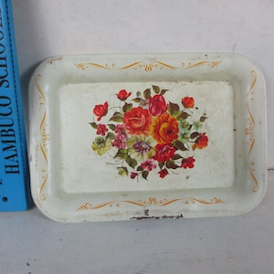 トレイ ヴィンテージ 小さな小物入れ トレイ メタル トールペイント バラ 片方の端が曲がっていて表面に錆があります サイズは約 4 1/2 インチ x 6 1/2 インチ ミニチュア