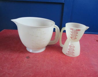 Lote de plástico Tupperware Vintage Incluye vaso abatible para líquidos y sólidos y tazón medidor de 8 tazas. Las letras del tazón están muy descoloridas y ambos están amarillentos.