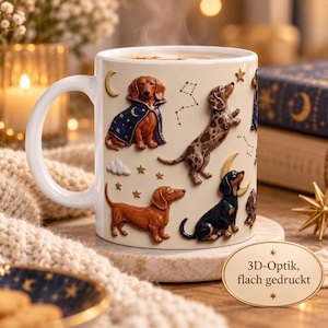 Może przedstawiać: Biały ceramiczny kubek z nadrukiem z efektem 3D przedstawiającym różne jamniki, w tym jednego w niebieskiej pelerynie w gwiazdki, wraz ze złotymi półksiężycami, gwiazdami i gwiazdozbiorami. Kubek posiada gładkie ucho i kremową podstawę.