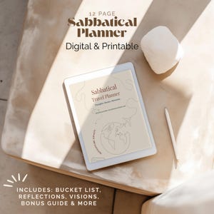 Op de afbeelding: Een digitale en printbare reisplanner met de tekst "Sabbatical Travel Planner" en "Adventure Awaits". De planner bevat een bucketlist, reflecties, visies en een bonusgids. Een witte stylus en een klein wit object zijn ook zichtbaar.