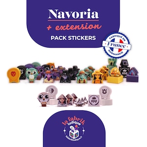 Peut inclure: Ensemble de pièces et de jetons de jeu colorés, avec des motifs de hiboux, de champignons et de personnages. L'image présente le texte "Navoria + extension PACK STICKERS" et un sceau "Fabriqué en France Normandie".