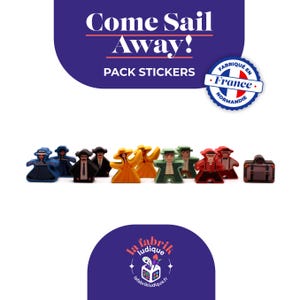 Peut inclure: Un pack d'autocollants avec le texte "Come Sail Away!" et "Pack Stickers" sur fond bleu. L'image présente également une collection de figurines en bois de différentes couleurs et une petite valise. Un autocollant "Fabriqué en France" est également présent.