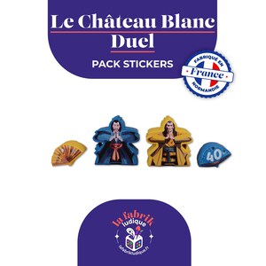 Peut inclure: Ensemble de pièces de jeu et d'autocollants pour "Le Château Blanc Duel". L'image présente un éventail, deux figurines de personnages en robes bleues et jaunes, et un jeton bleu avec le chiffre 40. Le texte comprend "PACK STICKERS" et "Fabriqué en France."