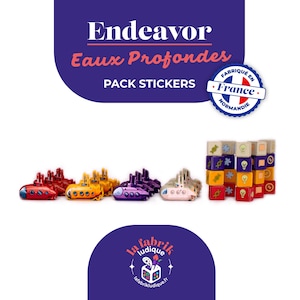 Könnte beinhalten: Brettspiel-Set mit bunten Miniatur-U-Booten und Würfeln. Das Set enthält rote, gelbe, lila und rosa U-Boote. Der Text "Endeavor Eaux Profondes" und "Pack Stickers" ist sichtbar.
