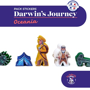 Può includere: Una collezione di colorati pezzi di legno del gioco "Darwin's Journey: Oceania". I pezzi includono una chiave verde, una tenda blu, una figura gialla con uno zaino e una figura bianca con la barba. Il testo "Pack Stickers" è visibile.